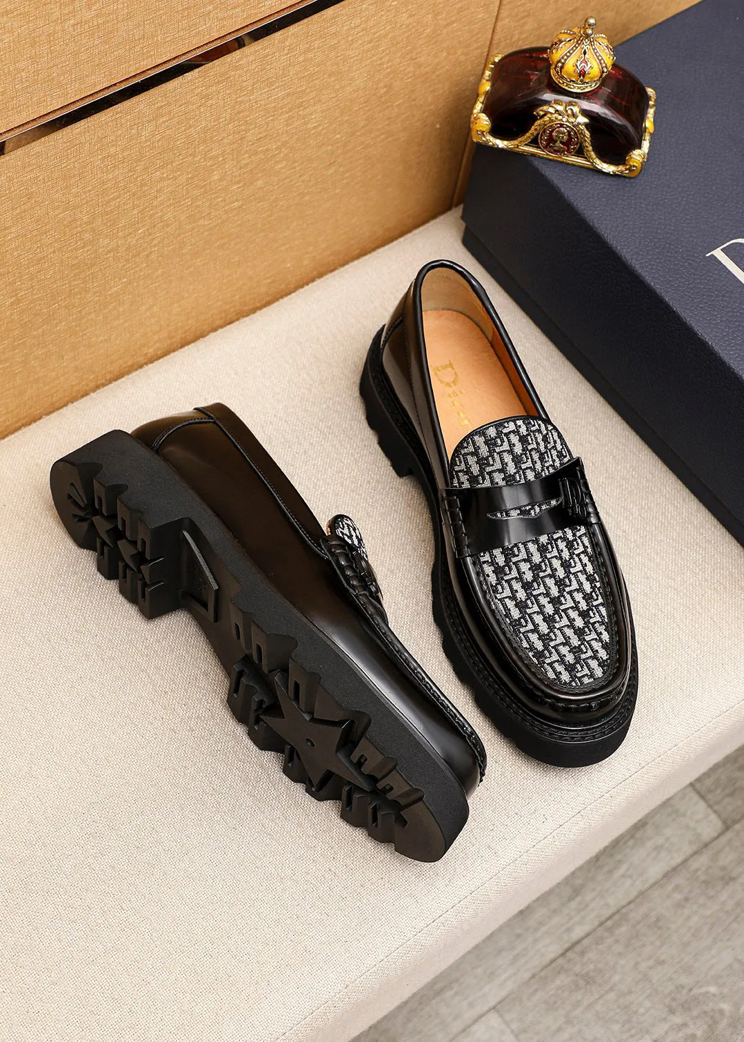 Men's shoes 💰480 💐 Product trademark: Dior "Dior" casual leather shoes Regular size: 39-44 (45🉑️customized) Product materials: Selected Italian imported first-layer calfskin upper, imported water-dyed 🐂 cowhide lining. Strong three-dimensional visual effect, original outsole color: 2 colors available